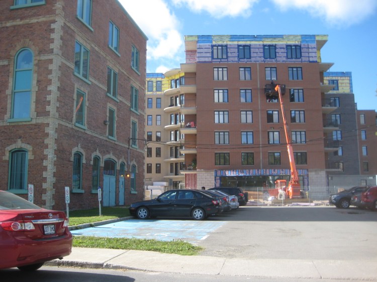 La Halle (zone 2908) et un bâtiment de l’Îlot Saint-Louis (zone 2905) 