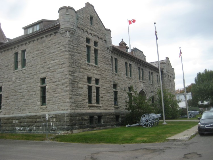 Le Manège Militaire, face à la Halle Notre-Dame