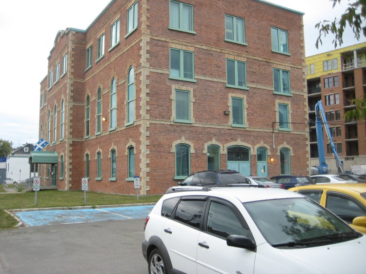 Le mur est de la Halle