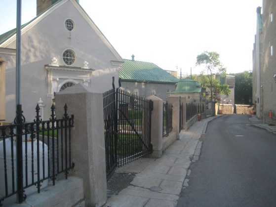 La chapelle et l'entrée du monastère des soeurs Augustines, rue Charlevoix