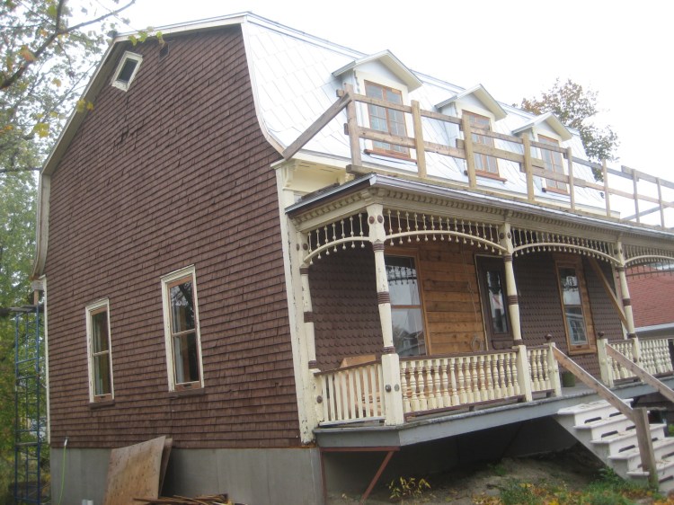 En façade, maison ancestrale Bégin, rue Montcalm