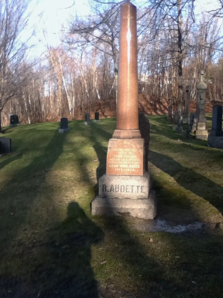 Le monument de la famille R. Audette au cimetière Mont-Marie, à Lévis