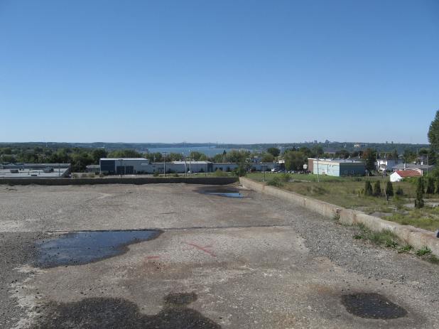 Vue panoramique ouverte sur le Pont de Québec et le Pont Laporte