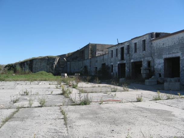 Vue des bâtiments prise dans l'enceinte  