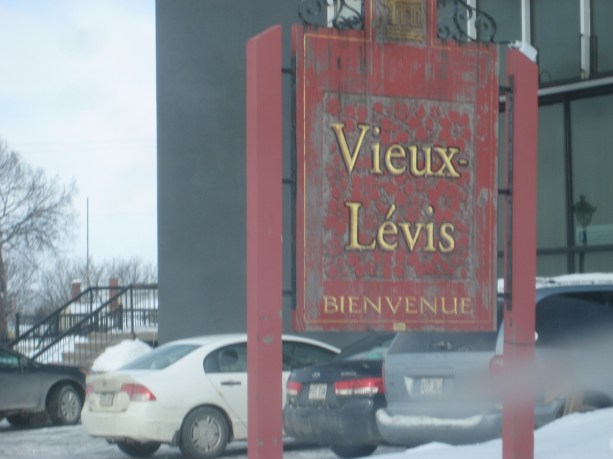 L'enseigne de bienvenue, aux couleurs originales dégradées ou disparues