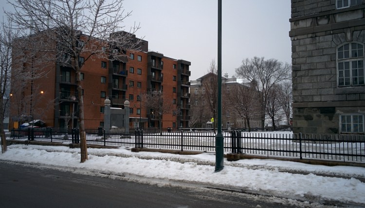 La Chanterelle (1971), rue Mgr Gosselin, inséré entre l'église Notre-Dame (1851). l'Hôtel-Dieu (1892) et le Collège de Lévis (1853)